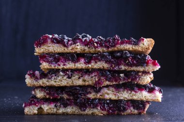 Ev yapımı organik üzümlü turta yenmeye hazır. Frenk üzümü, kapat.