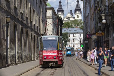 Lviv, Ukrayna - 05 Temmuz 2018: Lviv tarihi şehir merkezinde elektrik tramvay. Ukrayna, Ukrayna dar hat tramvay sistemlerinde en büyük tek tramvay sistemi çalışıyor