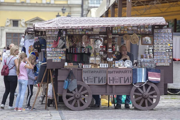 Lviv, Ukrayna - 05 Temmuz 2018: el yapımı Hediyelik eşya, oyuncak, mıknatıslar, takılar ve merkezi Lviv, Ukrayna sokakta Pazar Meydanı, Ploshcha Rynok, kartpostallar geniş yelpazesi ile ahşap taşıyıcıları olarak tasarlanmış tezgahları