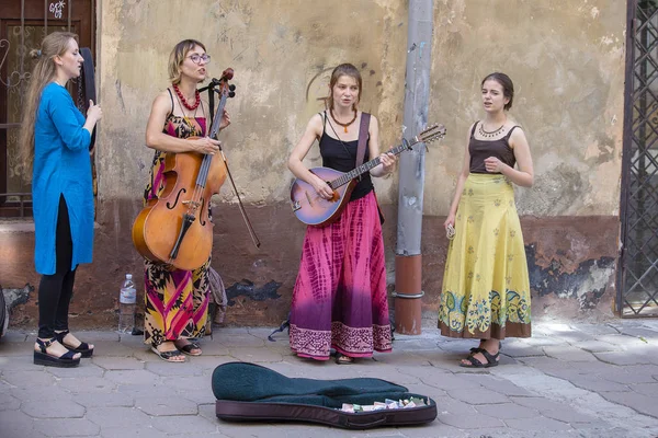 Lwów Ukraina Lipca 2018 Ulica Muzyków Rozrywki Turystów Sidewalkon Centrum — Zdjęcie stockowe