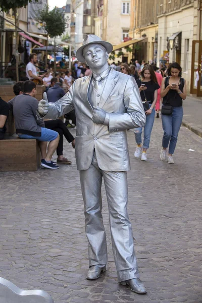 Lviv Ukraine July 2018 Living Silver Statue Entertainment Tourists Street — Stock Photo, Image