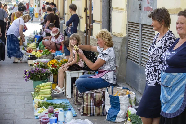 Lviv Ucrania Julio 2018 Vendedores Ambulantes Mañana Con Verduras Frescas —  Fotos de Stock