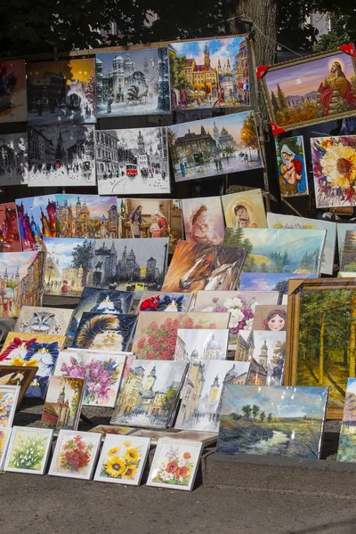 Lviv, Ukrayna - 05 Temmuz 2018: Lviv, Ukrayna Vernissage bit pazarı Şehir Tiyatrosu Street üzerinde doğaçlama Sanat Galerisi Merkezi