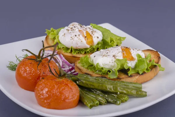 揚げインゲン トマト ルッコラ 皿の上にパンの切れ端に半熟卵をクローズ アップ — ストック写真