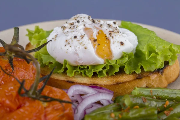 Huevo Escalfado Pedazo Pan Con Frijoles Verdes Fritos Tomate Rúcula —  Fotos de Stock