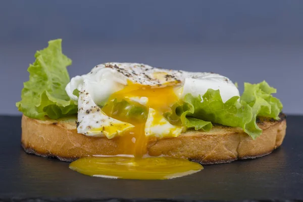 Huevo Escalfado Pedazo Pan Con Hojas Lechuga Verde Sobre Fondo —  Fotos de Stock