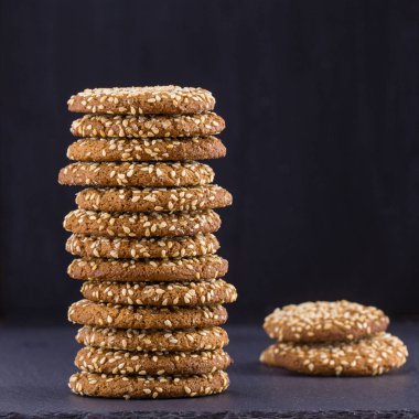 Ana sayfa yığınını kurabiyeler - yulaf kurabiye susam siyah barut, arka plan üzerinde yakın çekim