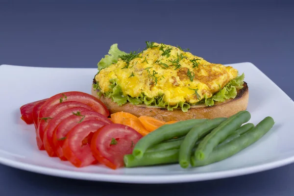 Omelete Ovo Pedaço Pão Frito Com Feijão Verde Tomate Vermelho — Fotografia de Stock