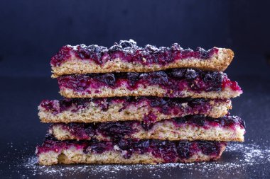 Ev yapımı organik üzümlü turta yenmeye hazır. Frenk üzümü, kapat.