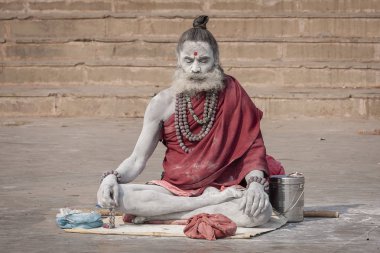 Varanasi, Hindistan - 01 Aralık 2012: Shaiva portre sadhu, Hindistan'da Varanasi, Ganj Nehri'nin ghats üzerinde kutsal adam. Yakın çekim
