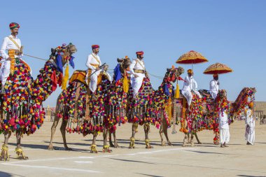Jaisalmer, Hindistan - 09 Şubat 2017: geleneksel Rajasthani elbise Jaisalmer, Rajasthan, Hindistan çöl Festivali olarak Bay Desert yarışmaya katılmak giyen deve ve Hint erkek