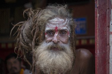 Katmandu, Nepal - 29 Eylül 2016: Portre Sadhu Nepal Pashupatinath Tapınağı'nda. Sadhu münzevi bir hayat yaşamak ve Hinduizm manevi pratik üzerinde odaklanmak için seçtiğiniz kutsal bir adam olduğunu