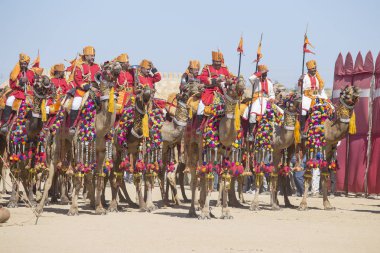 Jaisalmer, Hindistan - 09 Şubat 2017: geleneksel Rajasthani elbise Jaisalmer, Rajasthan, Hindistan çöl Festivali olarak Bay Desert yarışmaya katılmak giyen deve ve Hint erkek
