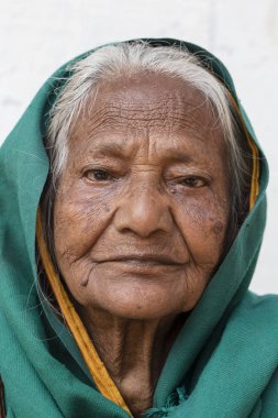 Varanasi, Hindistan - 26 Ocak 2017: Portre yaşlı dilenci kadın sokakta Varanasi Dashashwamedh Ghat, Uttar Pradesh, Hindistan