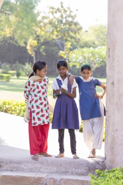 Mandu, Hindistan - 03 Şubat 2017: Köy Mandu, Hindistan bahçesinde üç Hintli kız okul stand