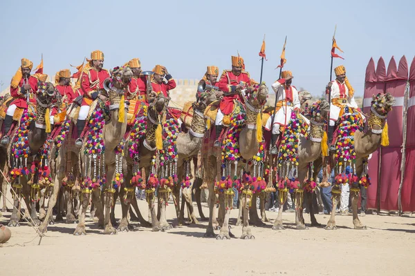 Jaisalmer Indien Februari 2017 Kamel Och Indiska Män Bär Traditionella — Stockfoto