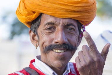 Jaisalmer, Hindistan - 08 Şubat 2017: tanımlanamayan erkekler geleneksel Rajasthani elbise Jaisalmer, Rajasthan, Hindistan çöl Festivali olarak Bay Desert yarışmaya katılmak. Yakın çekim