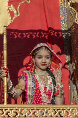 Jaisalmer, Hindistan - 08 Şubat 2017: Hintli kız geleneksel Rajasthani elbise katılmak çöl Festivali Jaisalmer, Rajasthan, Hindistan
