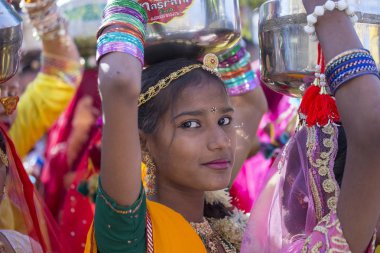 Jaisalmer, Hindistan - 08 Şubat 2017: Hintli kız geleneksel Rajasthani elbise katılmak çöl Festivali Jaisalmer, Rajasthan, Hindistan