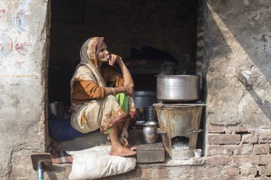 Varanasi, Hindistan - 25 Ocak 2017: Portre yaşlı dilenci kadın sokakta Varanasi Dashashwamedh Ghat, Uttar Pradesh, Hindistan