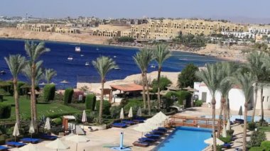Sharm El-Sheikh, Mısır - 15 Mayıs 2018: güzel otel, plaja ve Kızıldeniz Sharm El Sheikh, South Sinai, Mısır'daki palmiye ağaçları yakınındaki