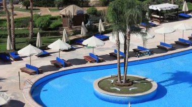 Sharm El-Sheikh, Mısır-22 Mayıs 2018: Boş yüzme havuzu yanında Kızıldeniz resort hotel Sharm El Sheikh, South Sinai, Mısır'da sabah erken