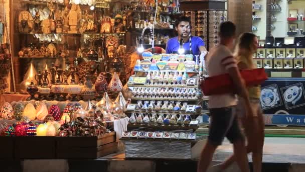 エジプト人は シャルム シェイク 南シナイ エジプトの夜古い市の市場で観光客のお土産を売るシャルム シェイク エジプト 2018 — ストック動画