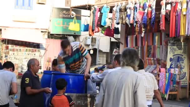 Sharm Sheikh Egito Maio 2018 Homem Egípcio Distribui Uma Bebida — Vídeo de Stock