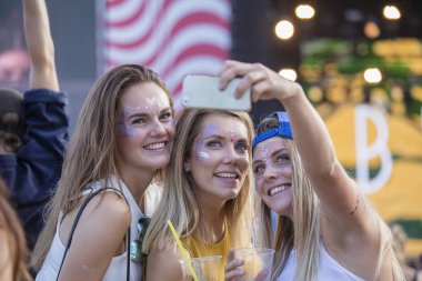 Budapeşte, Macaristan - 15 Ağustos 2017: Bilinmeyen kızlar kültür katılımcılar olduğunu ve müzik festivali Sziget. Güzel kızlar selfie telefon Sziget festivalinde yapıyor