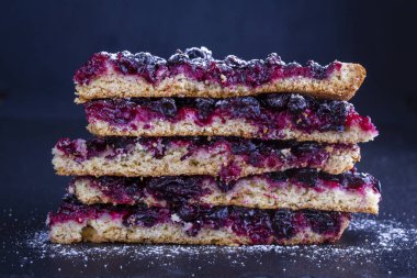 Ev yapımı organik üzümlü turta yenmeye hazır. Frenk üzümü, kapat.
