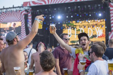 Budapeşte, Macaristan - 15 Ağustos 2017: Bilinmeyen kızlar ve çocuklar Müzik Festivali Sziget katılımcıların olduğunu. Sziget Festivali, Özgürlük Adası 452.000 vatandaşların toplam sayısı ile sona erdi