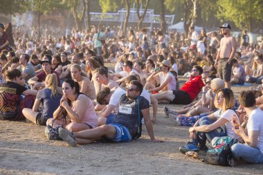 Budapeşte, Macaristan - 15 Ağustos 2017: Bilinmeyen kızlar ve çocuklar Müzik Festivali Sziget katılımcıların olduğunu. Sziget Festivali, Özgürlük Adası 452.000 vatandaşların toplam sayısı ile sona erdi