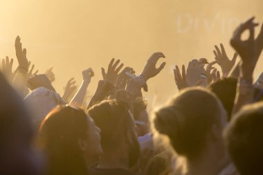 Budapeşte, Macaristan - 15 Ağustos 2017: Bilinmeyen kızlar ve çocuklar Müzik Festivali Sziget katılımcıların olduğunu. Sziget Festivali, Özgürlük Adası 452.000 vatandaşların toplam sayısı ile sona erdi