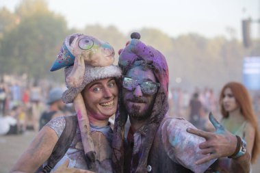 Budapeşte, Macaristan - 15 Ağustos 2017: Bilinmeyen kızlar ve çocuklar Müzik Festivali Sziget katılımcıların olduğunu. Sziget Festivali, Özgürlük Adası 452.000 vatandaşların toplam sayısı ile sona erdi