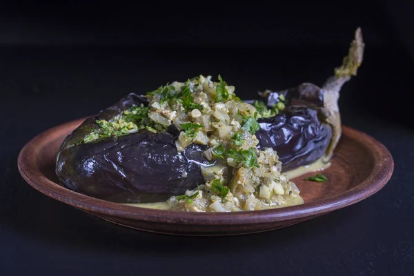 Berenjena Horno Rellena Con Cebollas Hierbas Verdes Nueces Plato Sobre —  Fotos de Stock