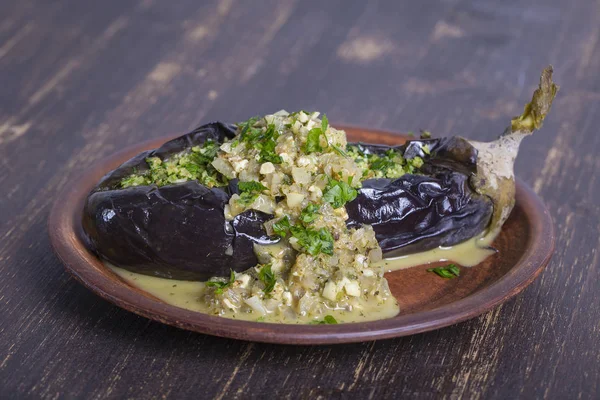 Berenjena Horno Rellena Con Cebollas Hierbas Verdes Nueces Plato Sobre —  Fotos de Stock