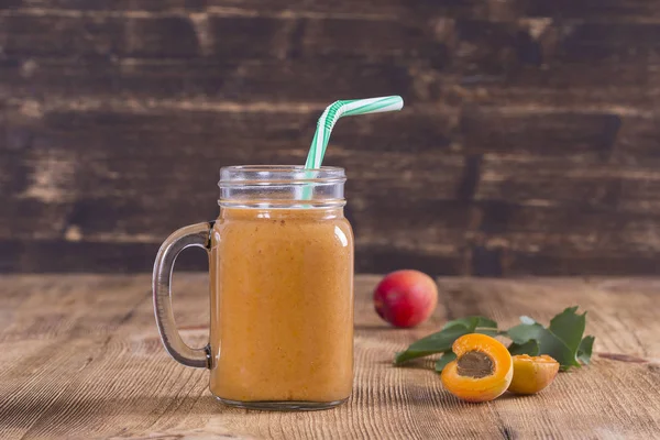 健康饮食 节食和素食概念 从杏和桃子在玻璃杯的冰沙 新鲜杏和果汁在木质背景下 — 图库照片