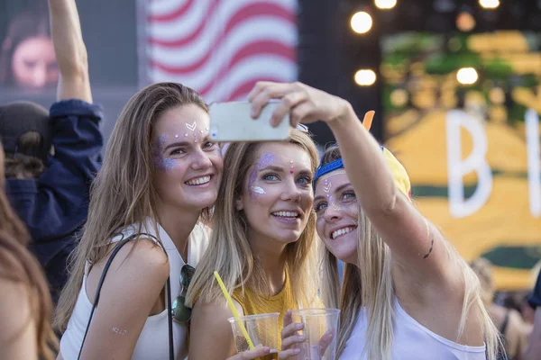 Budapeşte, Macaristan - 15 Ağustos 2017: Bilinmeyen kızlar kültür katılımcılar olduğunu ve müzik festivali Sziget. Güzel kızlar selfie telefon Sziget festivalinde yapıyor