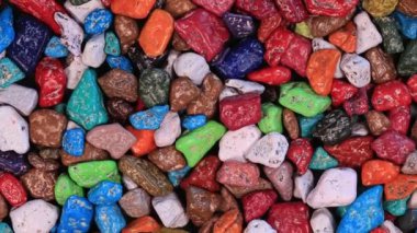 Mağaza Sharm el-Sheikh, Mısır, satılan çakıl taşları şeklinde yapılan şeker renkli kapatın. Renkli şekerler bir plaka üzerinde döndürme