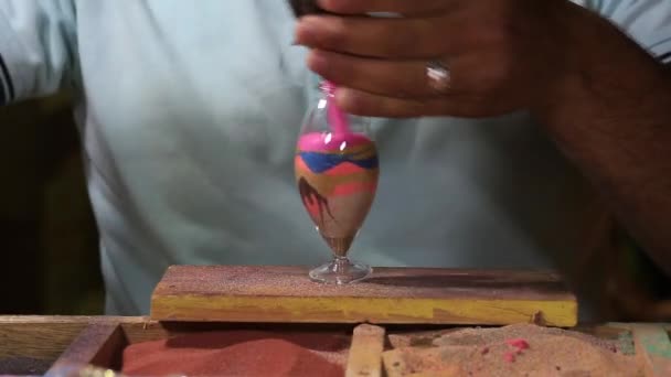 Mladý Umělec Ukazuje Své Schopnosti Vytváření Suvenýr Barevného Písku Skleněná — Stock video