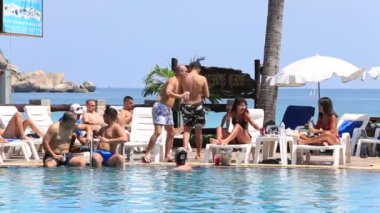 Koh Samui, Tayland - 30 Ocak 2018: Haad Rin beach dolunay partiden önce. Kimliği belirsiz kişi ada, Koh Phangan üzerinde dolunay parti katılmak için geldi
