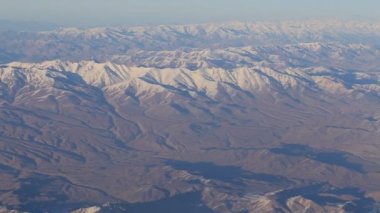 Havadan izleme dağ. Uçak penceresinden görüntüleyin. Afganistan'daki Hindikuş dağ sistemi. Üstten görünüm