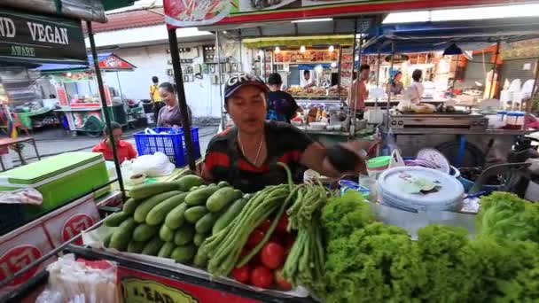 koh phangan, thailand - 15. februar 2018: straßenhandel: thailändischer verkäufer bereitet und verkauft essen auf dem nächtlichen markt in insel koh phangan, thailand