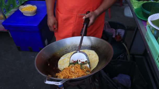 Street Food Thai Man Cooking Pad Thai Noodle Egg Night — Stock Video