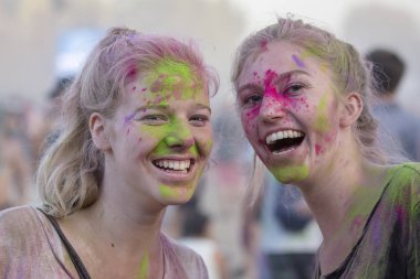 Budapeşte, Macaristan - 15 Ağustos 2017: Bilinmeyen kızlar kültür katılımcılar olduğunu ve Müzik Festivali Sziget. Sziget Festivali, Özgürlük Adası 452.000 vatandaşların toplam sayısı ile sona erdi
