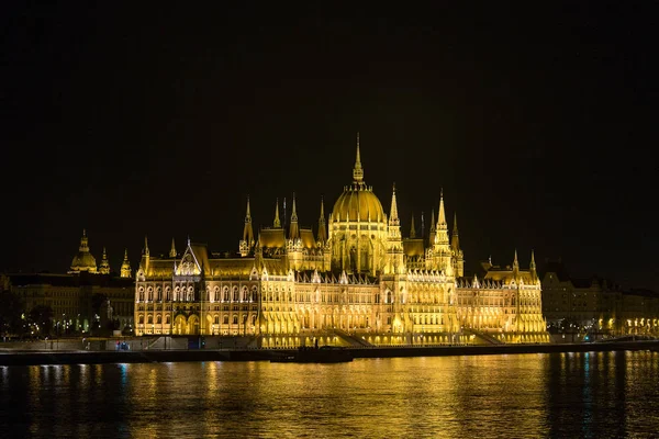 Budapešť Maďarsko Srpna 2017 Noční Pohled Osvětlené Budovy Maďarského Parlamentu — Stock fotografie
