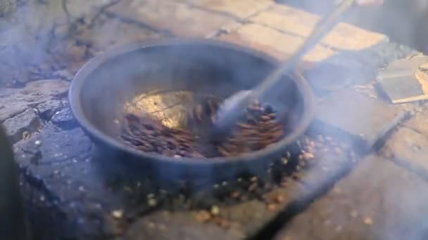 Vařit Smažené Kávová Zrna Otevřeném Ohni Turistických Kavárně Tropické Ostrov — Stock video