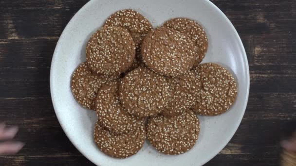 Placa Llena Galletas Avena Con Semillas Sésamo Siendo Arrebatadas Por — Vídeo de stock