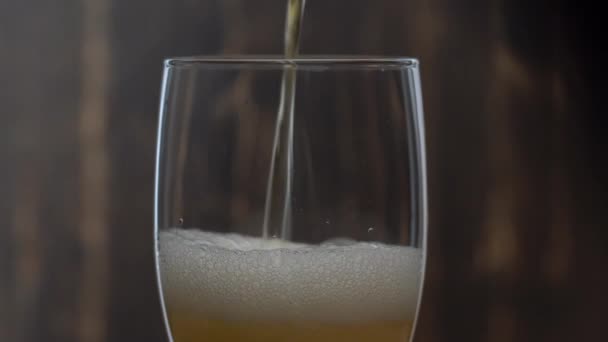 Kaltes Helles Bier Ergießt Sich Von Oben Ins Glas Auf — Stockvideo