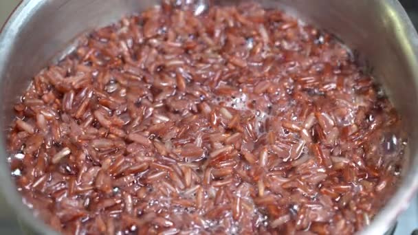 Kahverengi Pirinç Arka Planda Metal Tava Ocağın Mutfak Yemek Yakın — Stok video